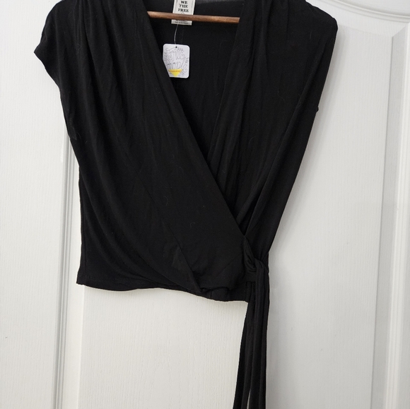 We the Free black v neck top with tie at bottom of shirt SZ M NWT - Picture 2 of 5